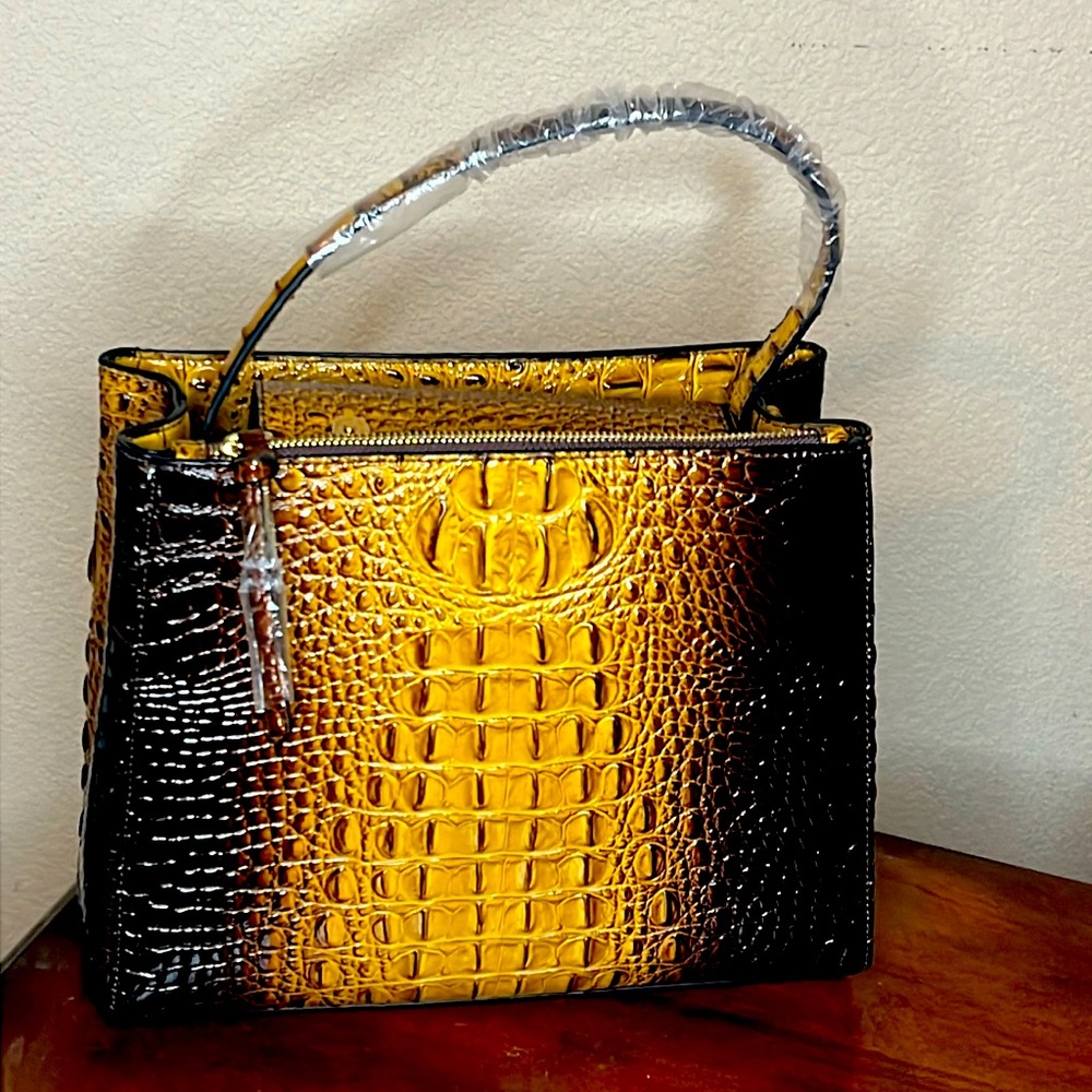 OMG LOOK AT THIS PURSE!! BRAND NEW!!